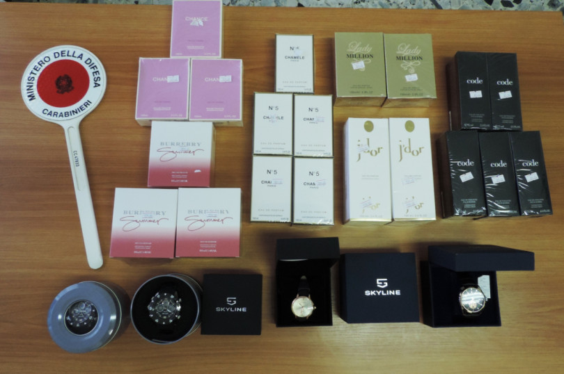 Denunciato a Valenza un giovane per la vendita di profumi e orologi contraffatti